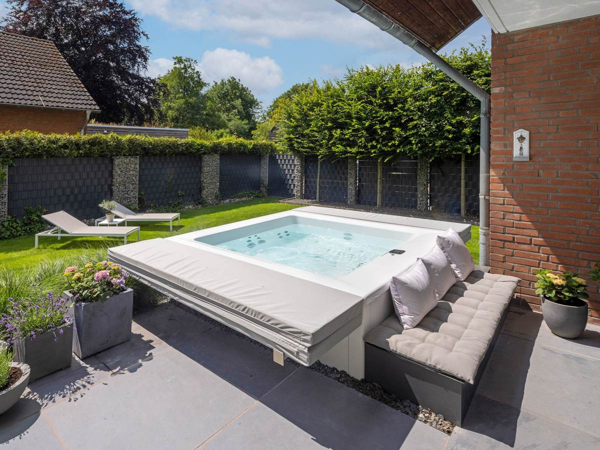 RIVIERA POOL